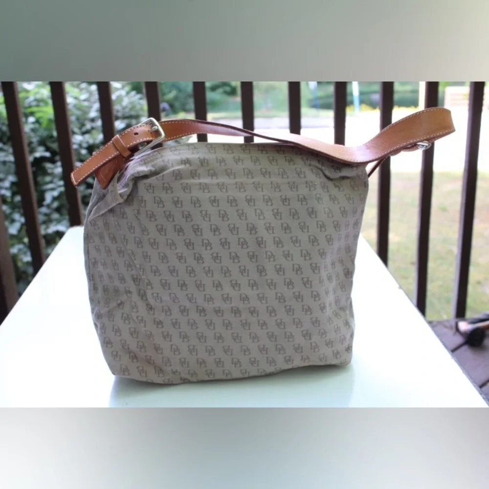 Dooney & Bourke logo hobo bag